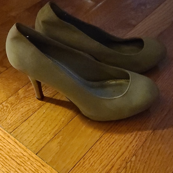 Shoes - Picture 2 of 6